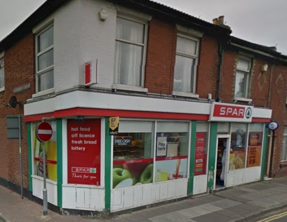 Police Hunt  Knife Wielding Robber After Shop Hold Up In Portsmouth