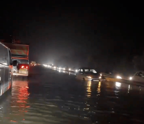 A Major road Has Been Closed In Both Directions Due To 20 Cars Becoming Stuck In Flood Water In Hampshire