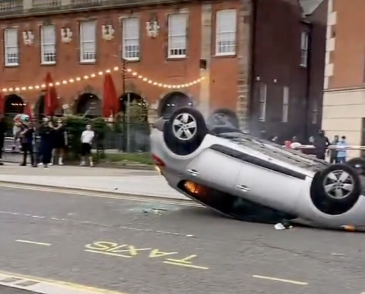 Southport Latest: Protesters Hurl Objects at Riot Police Protecting Mosque – Public Urged to Avoid Sunderland City Centre
