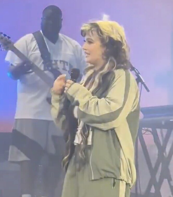 Lola from Croydon Collapses Onstage in New York – UKNIP