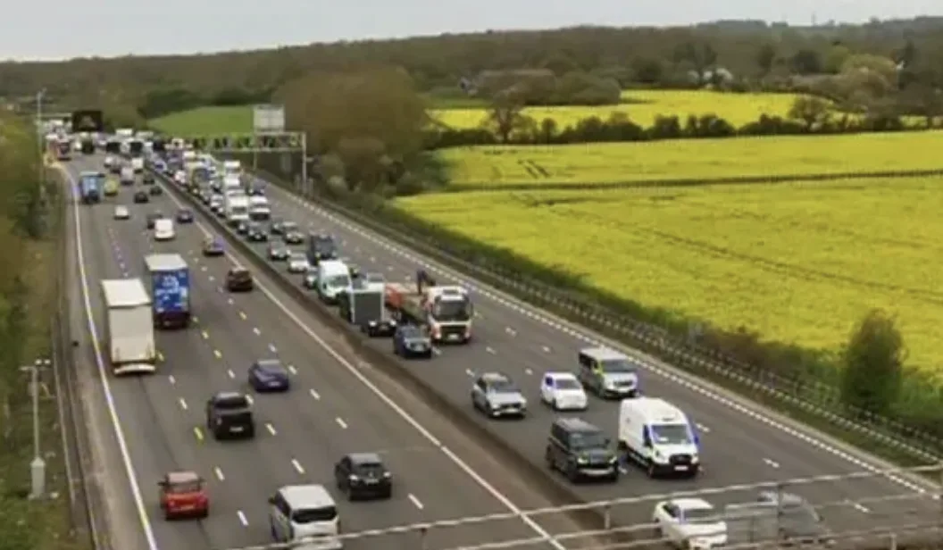 M25 Shut â€˜Til Afternoon After Lorry Spills 250 Litres of Fuel