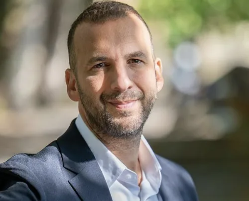 The Man Who Hypnotised Womenâ€™s Boobs Bigger Now Wants to Hypnotise You Out of Society