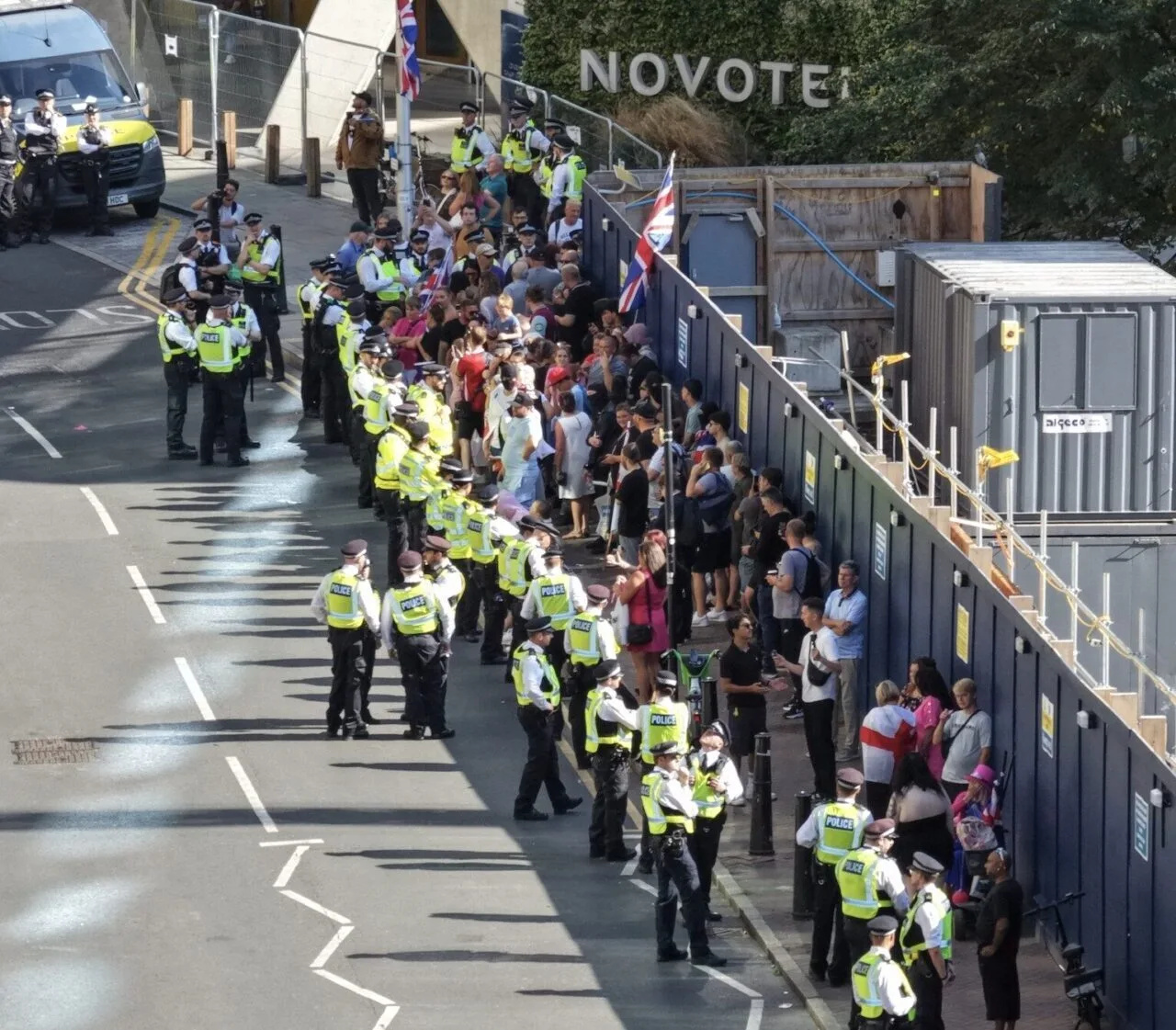 Six Arrested at Canary Wharf Protest Outside Asylum Hotel