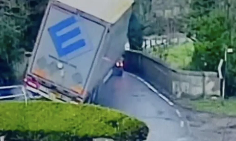 Massive Lorry Smashes Historic 18th-Century Swallowfield Bridge â€“ Road Closed for Safety