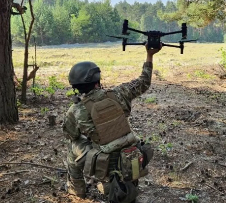 Elite Ukrainian Drone Hunters Head to Gulf as Brits Flee Iran Drone Attacks